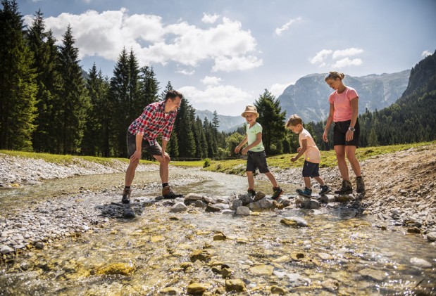 Familie beim Wandern im Sommerurlaub © Flachau Tourismus