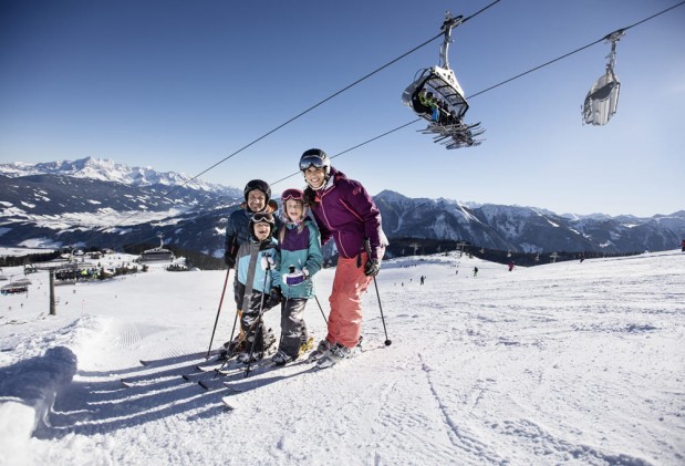 Familie im Skiurlaub in Flachau © Flachau Tourismus