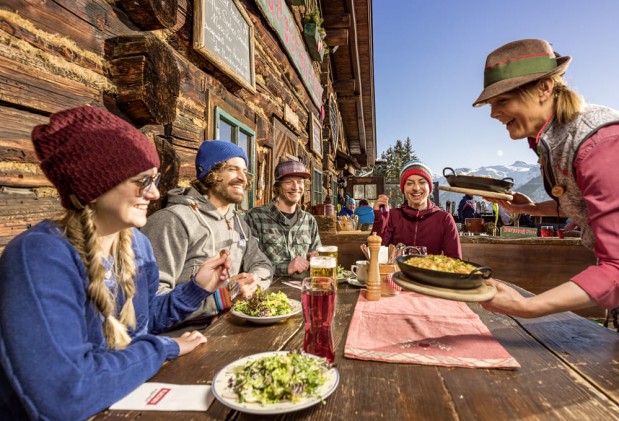 Mittagessen beim Skifahren © Flachau Tourismus